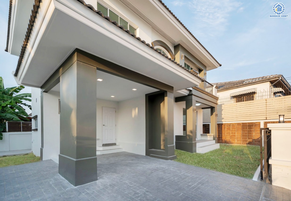 บ้านมือสองตกแต่งใหม่ แบรนด์ LH โครงการ มัณฑนา เพชรเกษม81 หลังมุม กว้างขวาง พร้อมรองรับทุกความสุข บนเนื้อที่ 69.3 ตร.ว. พื้นที่ใช้สอยกว่า 182.5 ตร.ม. พร้อมฟังก์ชัน 3 ห้องนอน 3 ห้องน้ำ จอดรถได้ 1 คัน บนทำเลเชื่อมต่อสู่ ถ.เพชรเกษม, ถ.พุทธมณฑลสาย4 ใกล้เดอะมอลล์ บางแค และม.มหิดล